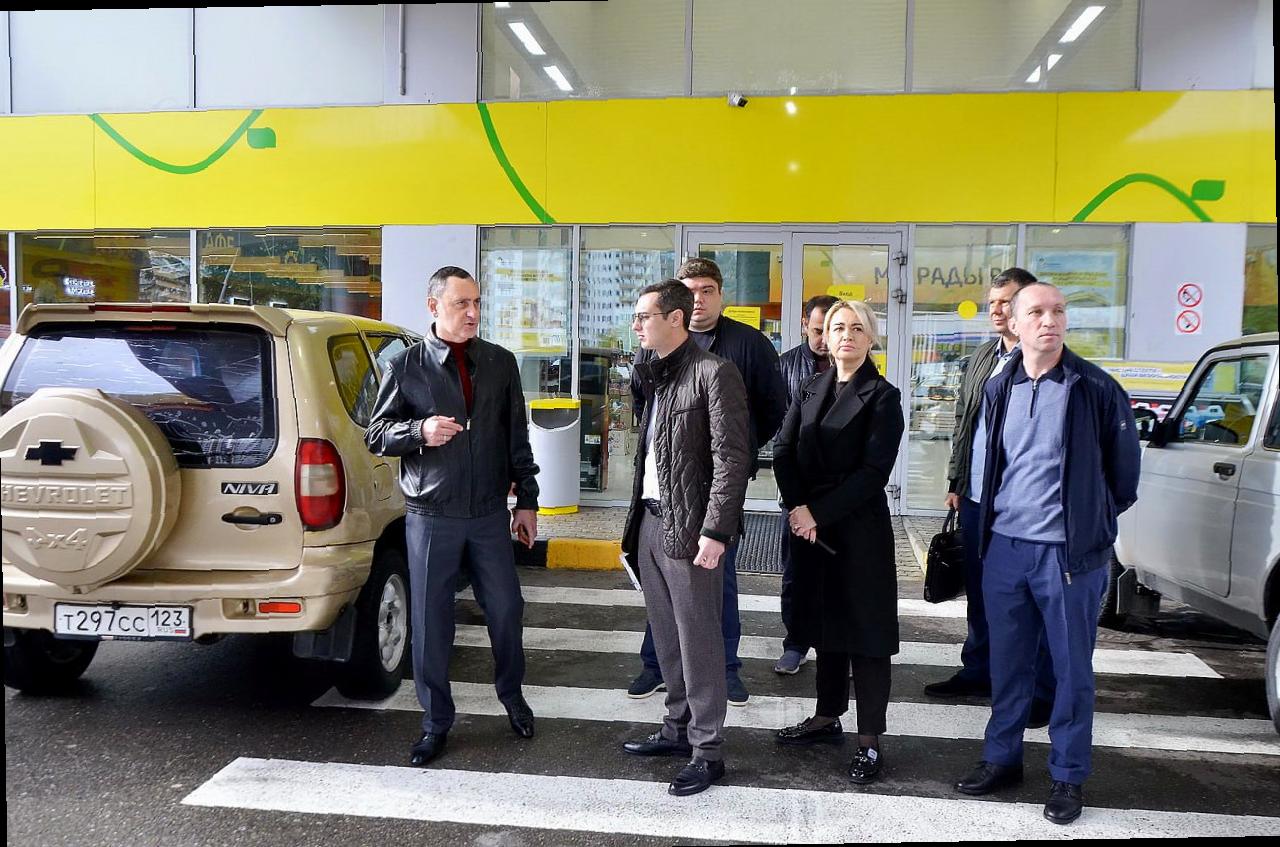 «Виктор Тепляков осмотрел автозаправки в Сочи»