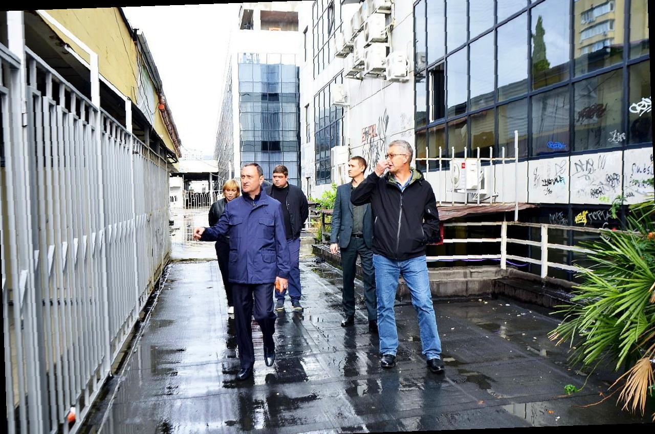 «Виктор Тепляков осмотрел торговую галерею на Навагинской в Сочи»