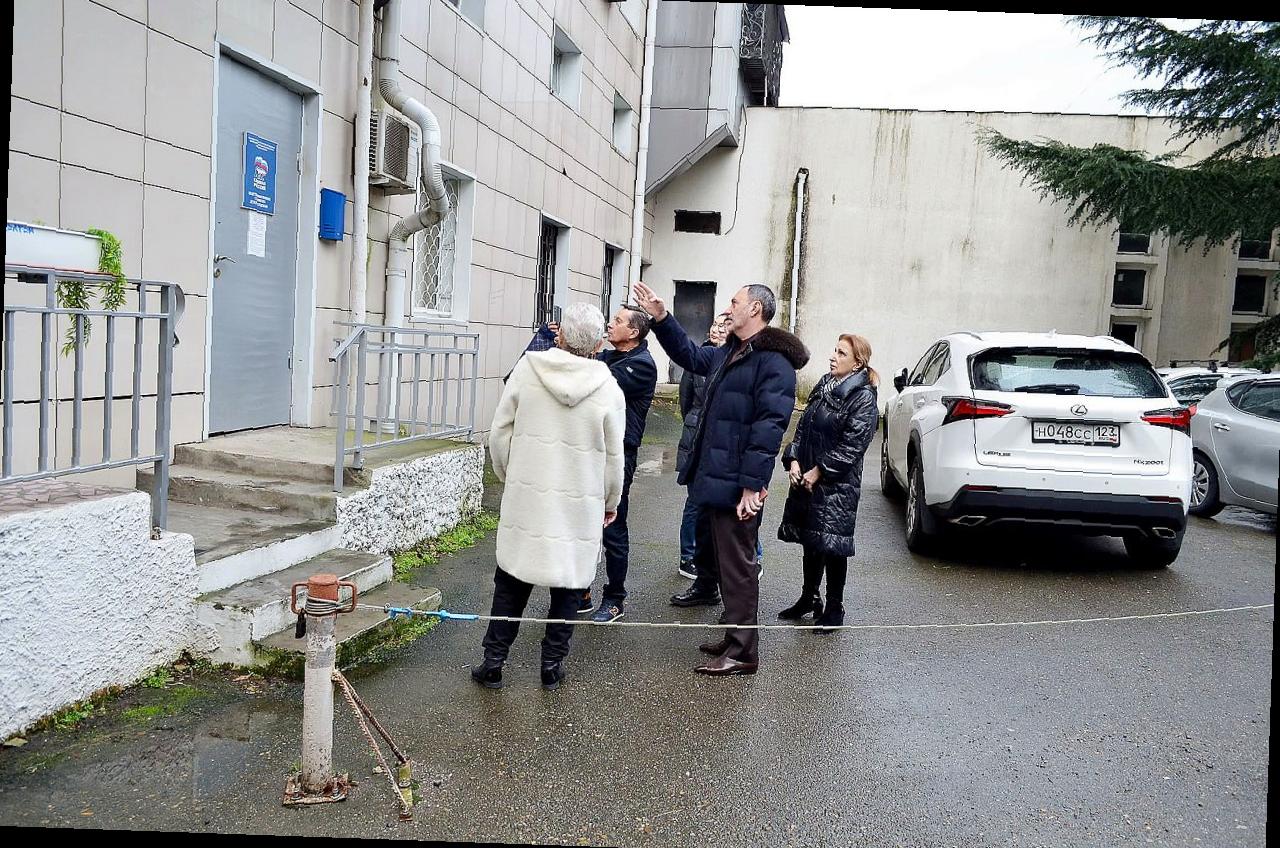 «Виктор Тепляков осмотрел приёмную партии «Единая Россия» перед ремонтом