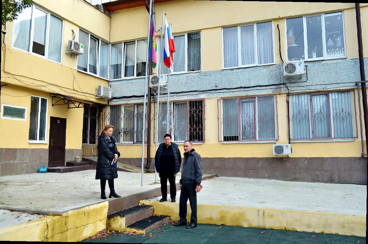 «Виктор Тепляков проверил благоустройство гимназии № 44 в Сочи»