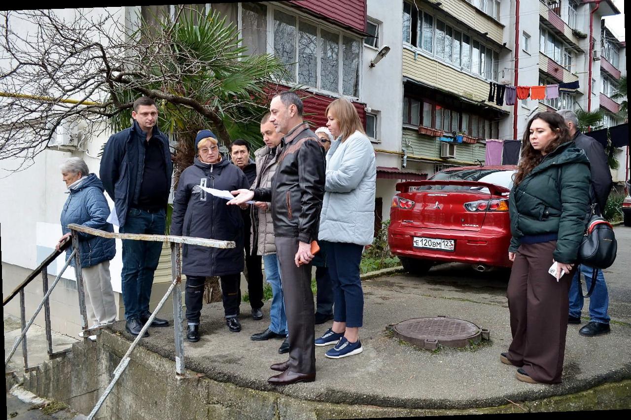 «Виктор Тепляков проверил состояние улицы Пасечной в Центральном районе Сочи»