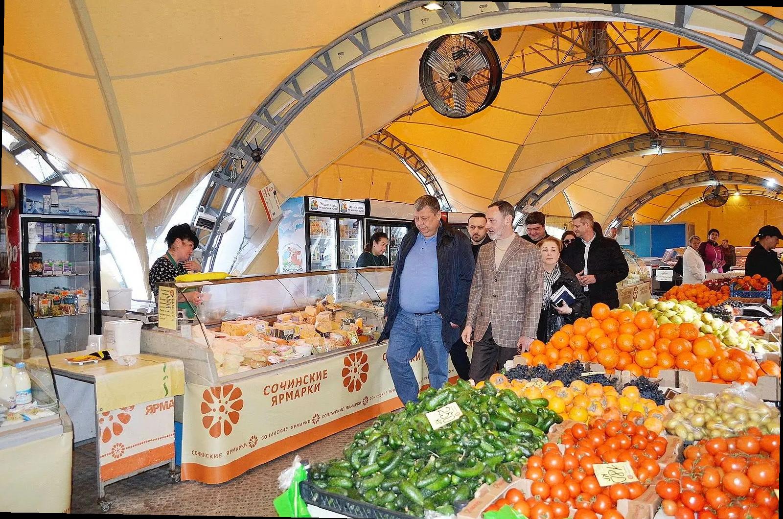 «Виктор Тепляков проверил работу ярмарки в Сочи»