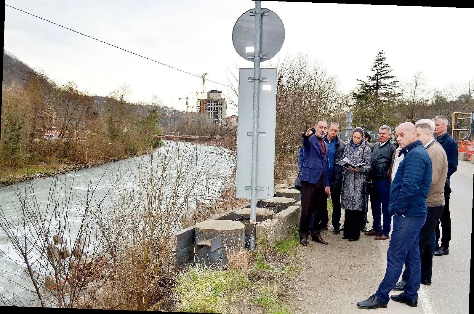 «Виктор Тепляков осматривает оползень на ул. Краснодонская в Сочи»