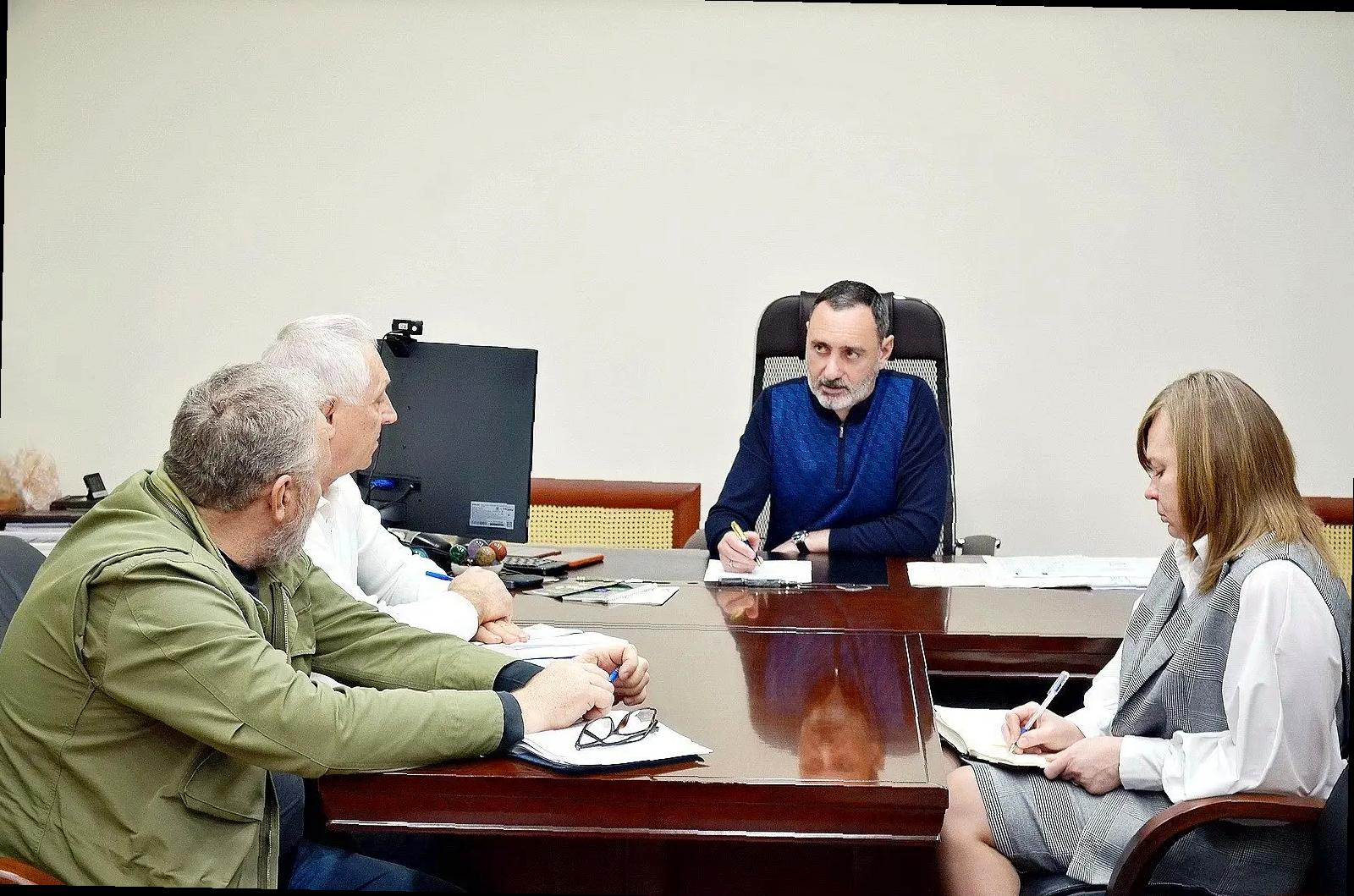 «Виктор Тепляков обсудил работу приюта для животных в Сочи»