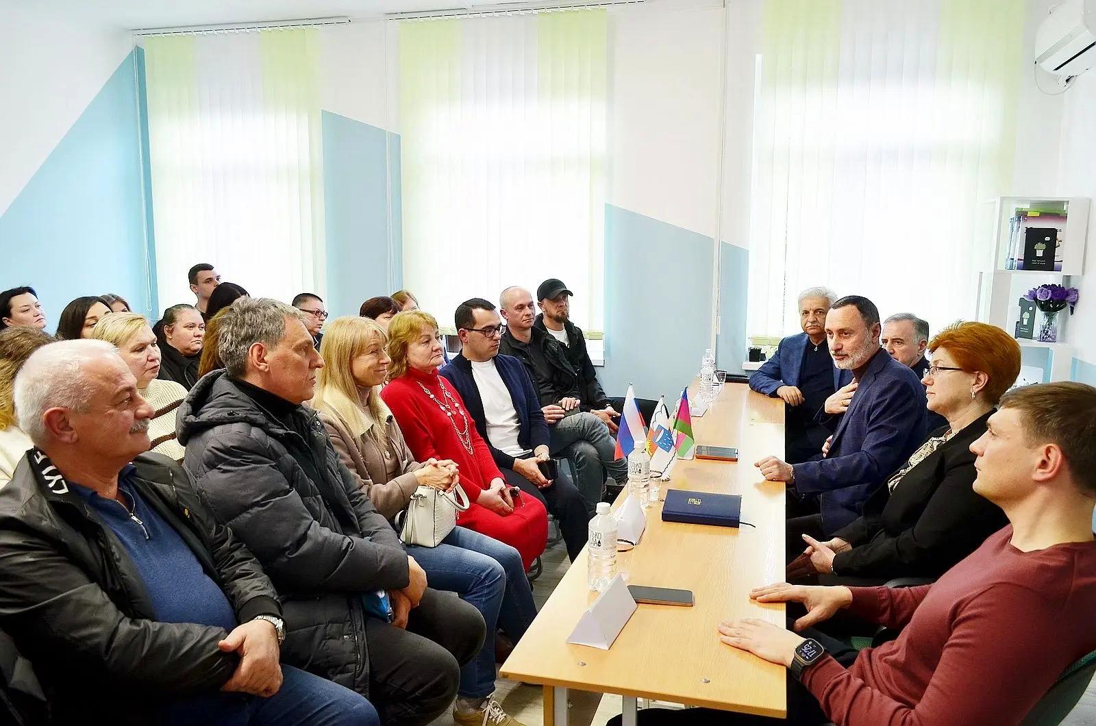 «Строительство новой школы в селе Пластунка: Виктор Тепляков участвует в обсуждении»