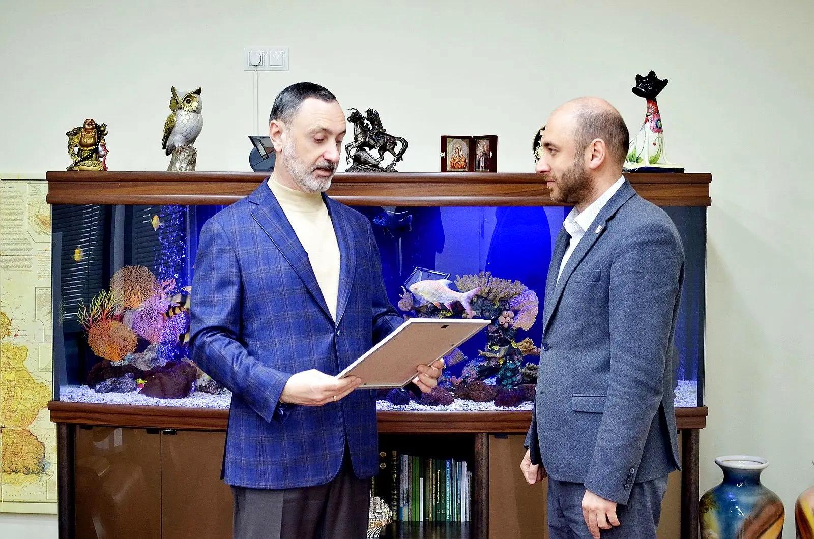 «Виктор Тепляков наградил лучших работников Сочи знаками отличия от краевой Думы»