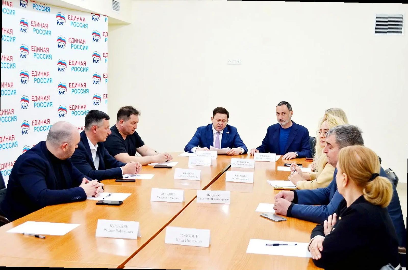 «Виктор Тепляков обсудил с участниками клуба «МыВместе» важные вопросы»