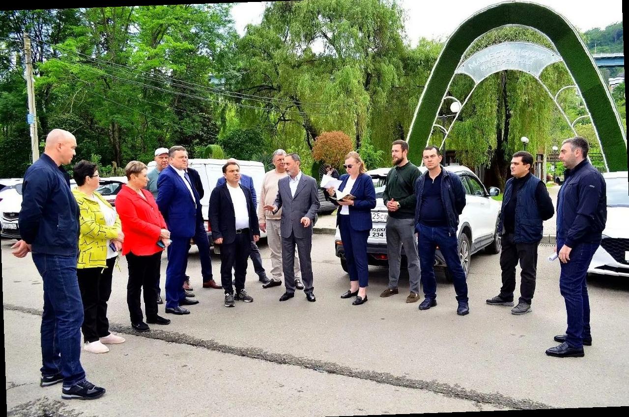 «Виктор Тепляков осмотрел сквер на Мацесте в Хостинском районе Сочи»